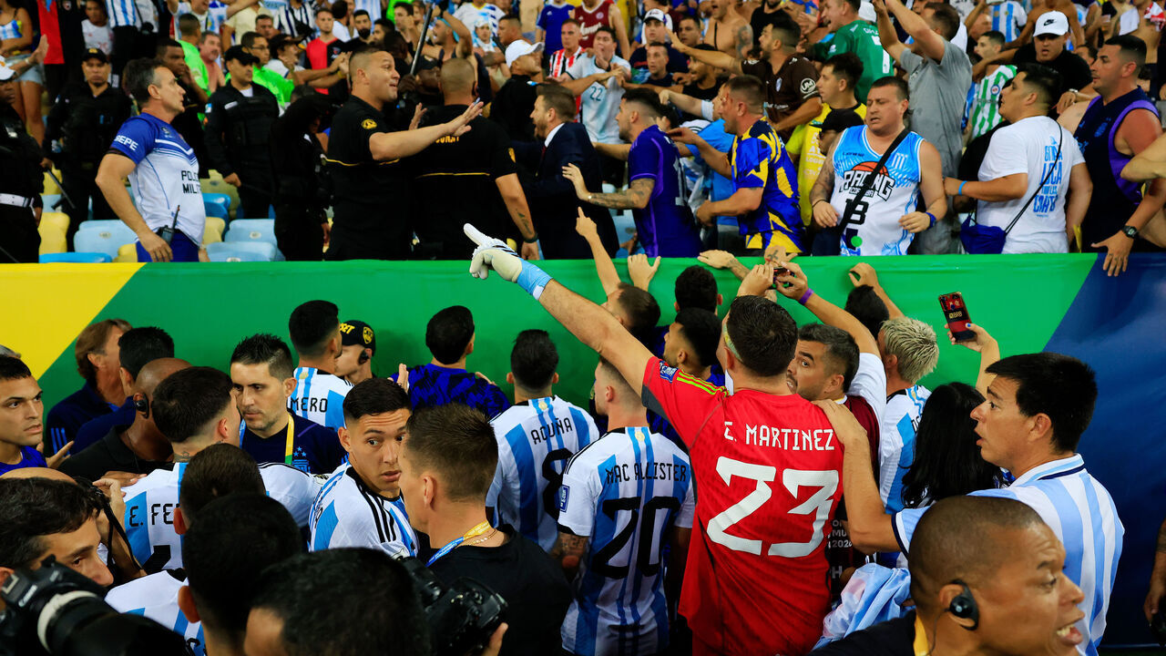 RIO DE JANEIRO, BRAZIL - NOVEMBER 21: Emiliano Martinez of Argentina and teammates react as police officers clash with fans prior to a FIFA World Cup 2026 Qualifier match between Brazil and Argentina at Maracana Stadium on November 21, 2023 in Rio de Janeiro, Brazil. The match was delayed due to incidents in the stands.