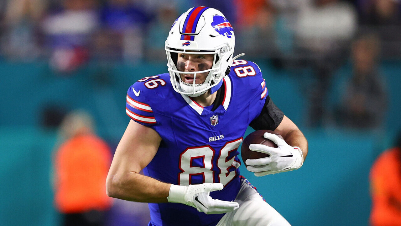 MIAMI GARDENS, FLORIDA - JANUARY 07: Dalton Kincaid #86 of the Buffalo Bills carries the ball against the Miami Dolphins during the first half of the game at Hard Rock Stadium on January 07, 2024 in Miami Gardens, Florida.