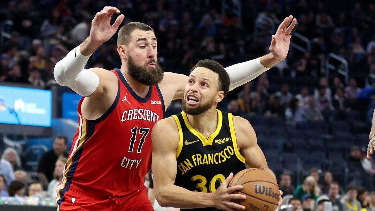 SAN FRANCISCO, CALIFORNIA - JANUARY 10: Stephen Curry #30 of the Golden State Warriors is guarded by Jonas Valanciunas #17 of the New Orleans Pelicans in the second half at Chase Center on January 10, 2024 in San Francisco, California.