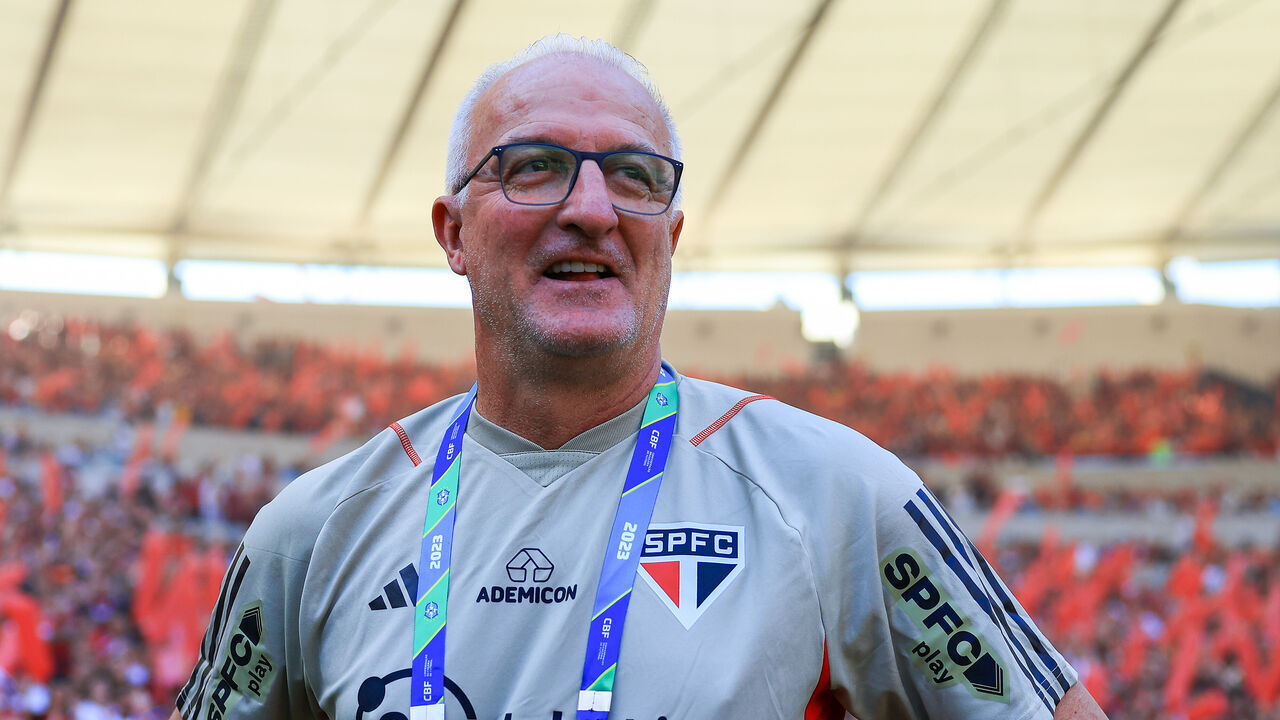 RIO DE JANEIRO, BRAZIL - SEPTEMBER 17: Dorival Junior, Head coach of Sao Paulo looks on prior to the first leg of Copa Do Brasil 2023 final between Flamengo and Sao Paulo at Maracana Stadium on September 17, 2023 in Rio de Janeiro, Brazil.
