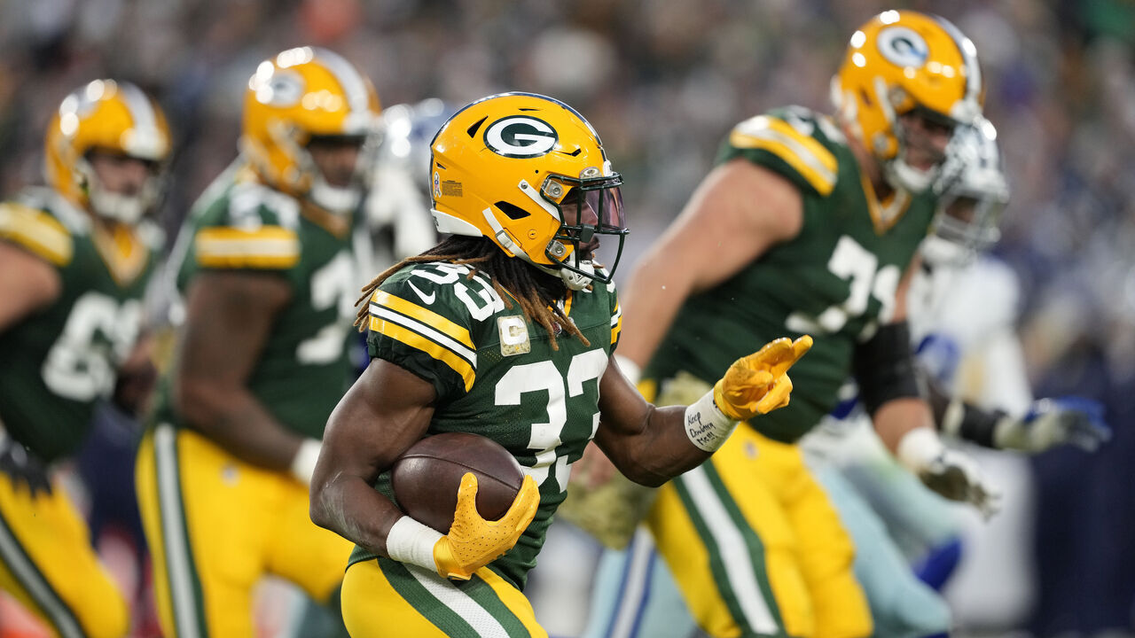 GREEN BAY, WISCONSIN - NOVEMBER 13: Aaron Jones #33 of the Green Bay Packers runs with the ball against the Dallas Cowboys during the first half at Lambeau Field on November 13, 2022 in Green Bay, Wisconsin.