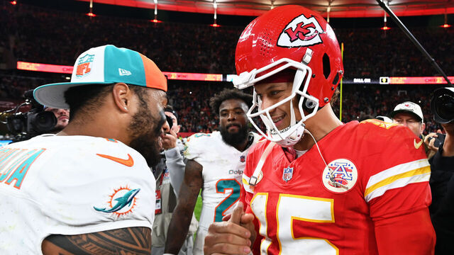 05 November 2023, Hesse, Frankfurt/Main: American football: NFL professional league, Kansas City Chiefs - Miami Dolphins, main round, main round games, matchday 9, at Deutsche Bank Park. Quarterback Patrick Mahomes (r) of the Chiefs and quarterback Tua Tagovailoa of the Dolphins shake hands after the game. Photo: Arne Dedert/dpa