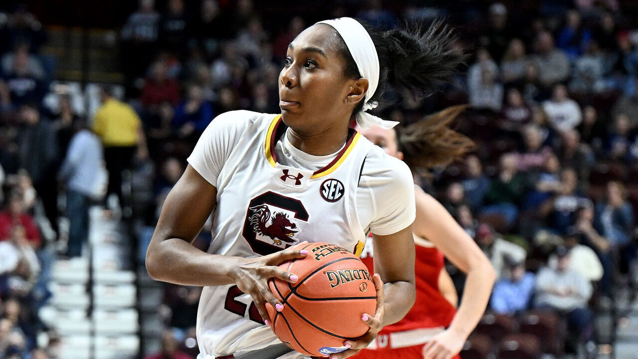 UNCASVILLE, CONNECTICUT - DECEMBER 10: Bree Hall #23 of the South Carolina Gamecocks handles the ball against the Utah Utes at Mohegan Sun Arena on December 10, 2023 in Uncasville, Connecticut.