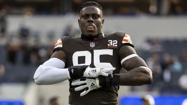 INGLEWOOD, CALIFORNIA - DECEMBER 03: David Njoku #85 of the Cleveland Browns looks on as he warms up prior to an NFL football game between the Los Angeles Rams and the Cleveland Browns at SoFi Stadium on December 03, 2023 in Inglewood, California.