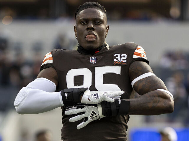 INGLEWOOD, CALIFORNIA - DECEMBER 03: David Njoku #85 of the Cleveland Browns looks on as he warms up prior to an NFL football game between the Los Angeles Rams and the Cleveland Browns at SoFi Stadium on December 03, 2023 in Inglewood, California.