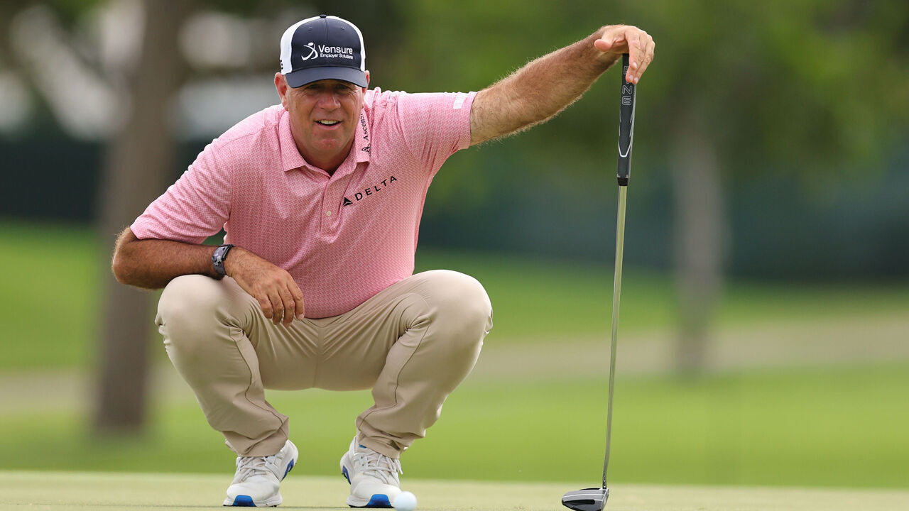 HONOLULU, HAWAII - JANUARY 11: Stewart Cink of the United States lines up a putt on the 15th green during the first round of the Sony Open in Hawaii at Waialae Country Club on January 11, 2024 in Honolulu, Hawaii.