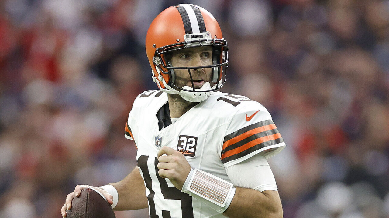 HOUSTON, TEXAS - JANUARY 13: Joe Flacco #15 of the Cleveland Browns looks to throw a pass against the Houston Texans during the first quarter in the AFC Wild Card Playoffs at NRG Stadium on January 13, 2024 in Houston, Texas.