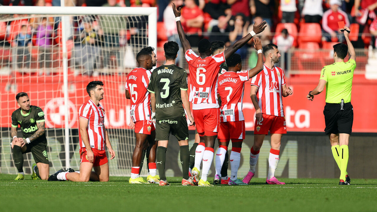 ALMERIA, SPAIN - JANUARY 14: Artem Dovbyk of Girona FC (L) recieves a red card from referee Mateo Busquets Ferrer, during the LaLiga EA Sports match between UD Almeria and Girona FC at Juegos Mediterraneos on January 14, 2024 in Almeria, Spain.