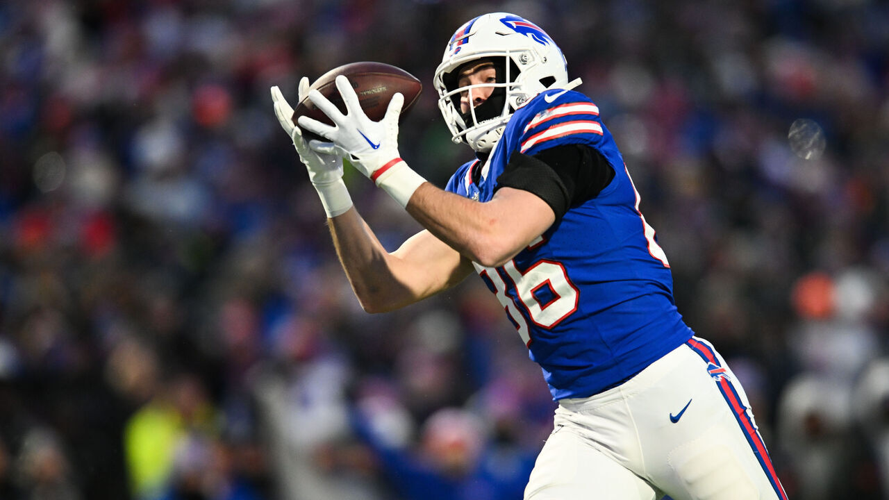 ORCHARD PARK, NY - JANUARY 15: Dalton Kincaid #86 of the Buffalo Bills catches a pass for a touchdown during the first half of the NFL wild-card playoff football game against the Pittsburgh Steelers at Highmark Stadium on January 15, 2024 in Orchard Park, New York.