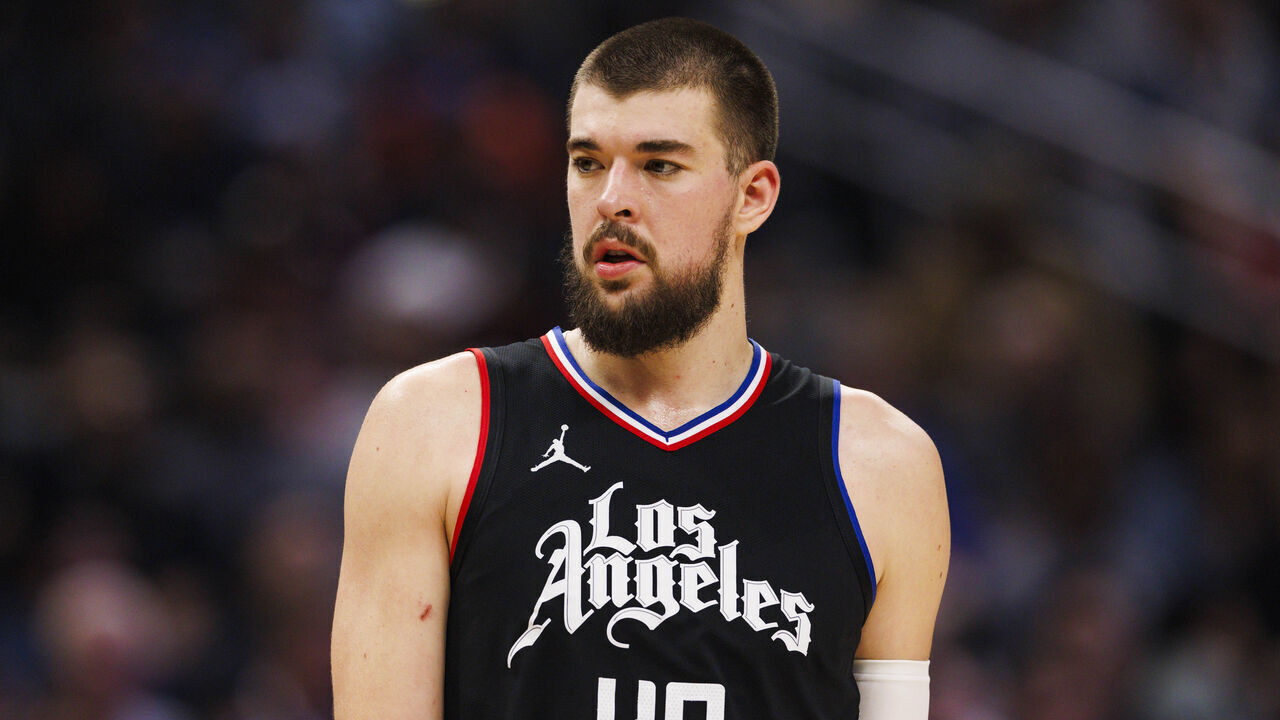 LOS ANGELES, CA - JANUARY 10: LA Clippers center Ivica Zubac (40) during a NBA basketball game against the Toronto Raptors on January 10, 2024 at Crypto.com Arena in Los Angeles, CA.