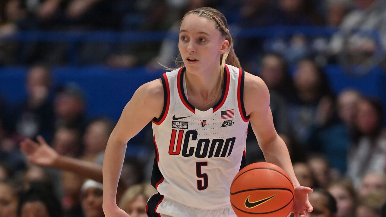 HARTFORD, CT - JANUARY 10: UConn Huskies guard Paige Bueckers (5) handles the ball during the game as the Providence Friars take on the UConn Huskies on January 10, 2024 at the XL Center in Hartford, CT
