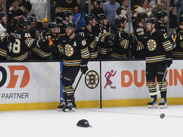 Pastrnak's Hat Trick Powers Bruins Past Avalanche | TheScore.com