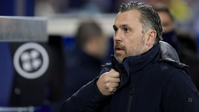 VITORIA-GASTEIZ, SPAIN - JANUARY 19: Sergio Gonzalez, head coach of Cadiz CF looks on prior to the LaLiga EA Sports match between Deportivo Alaves and Cadiz CF at Estadio de Mendizorroza on January 19, 2024 in Vitoria-Gasteiz, Spain.