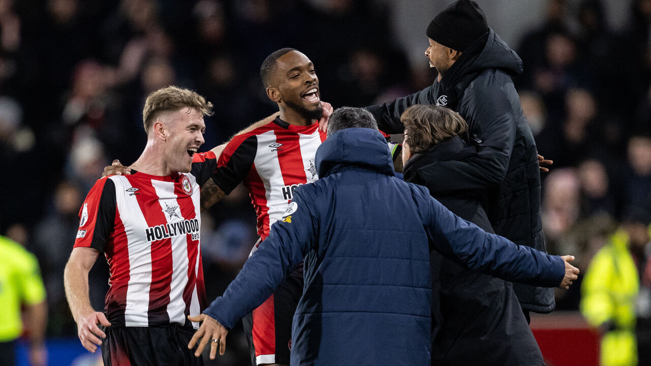 BRENTFORD, ENGLAND - JANUARY 20: Brentford's Ivan Toney (centre) celebrates scoring his side's first goal with team mates during the Premier League match between Brentford FC and Nottingham Forest at Gtech Community Stadium on January 20, 2024 in Brentford, England.