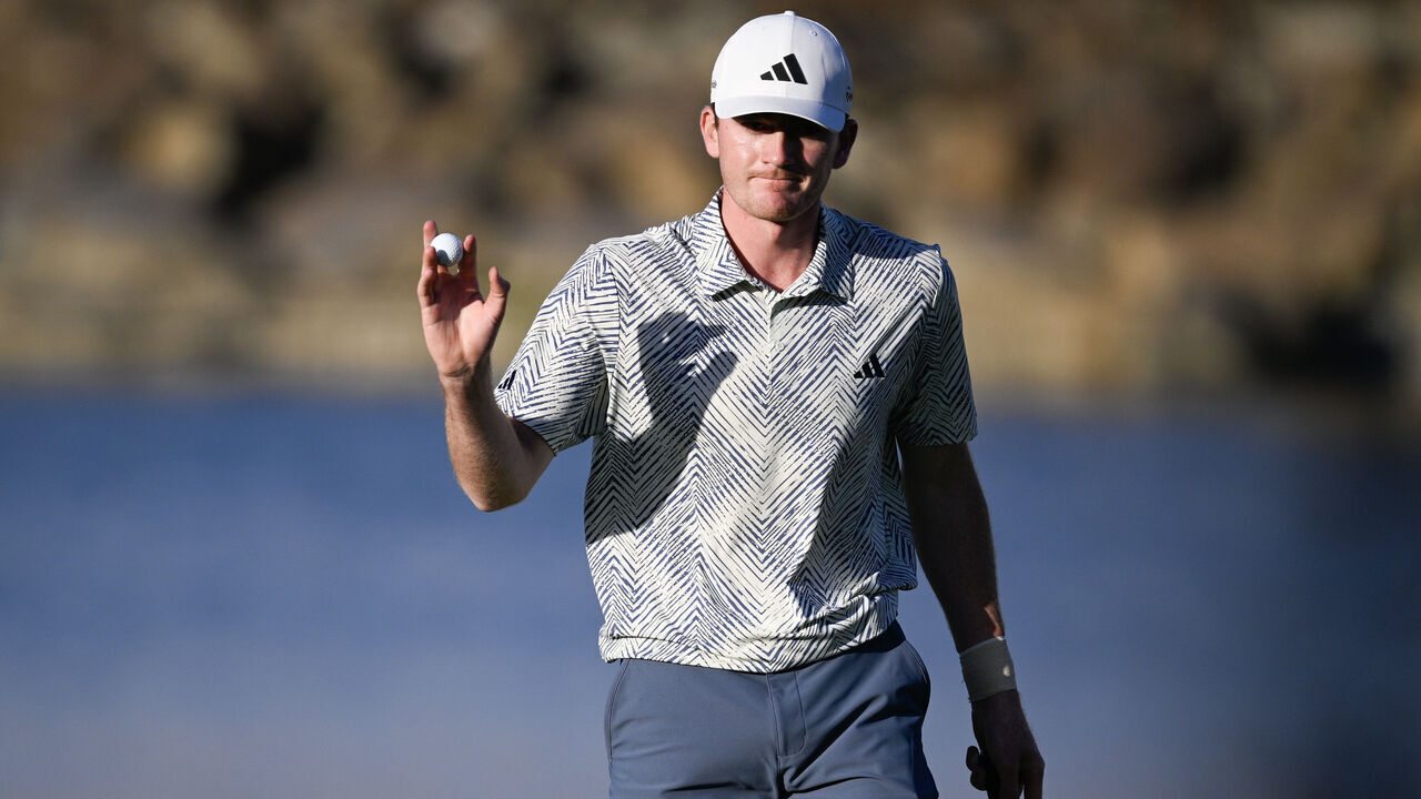 LA QUINTA, CALIFORNIA - JANUARY 21: Nick Dunlap of the United States acknowledges fans after a putt on the 17th green during the final round of The American Express at Pete Dye Stadium Course on January 21, 2024 in La Quinta, California.