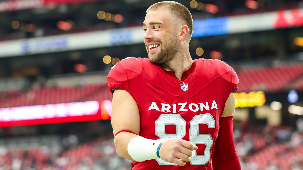 GLENDALE, ARIZONA - SEPTEMBER 24: Zach Ertz #86 of the Arizona Cardinals before a game against the Dallas Cowboys at State Farm Stadium on September 24, 2023 in Glendale, Arizona.