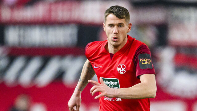 05 December 2023, Rhineland-Palatinate, Kaiserslautern: Soccer: DFB Cup, 1. FC Kaiserslautern - 1. FC Nürnberg, round of 16, Fritz Walter Stadium. Kaiserslautern's Erik Durm in action. Photo: Tom Weller/dpa - IMPORTANT NOTE: In accordance with the regulations of the DFL German Football League and the DFB German Football Association, it is prohibited to utilize or have utilized photographs taken in the stadium and/or of the match in the form of sequential images and/or video-like photo series.