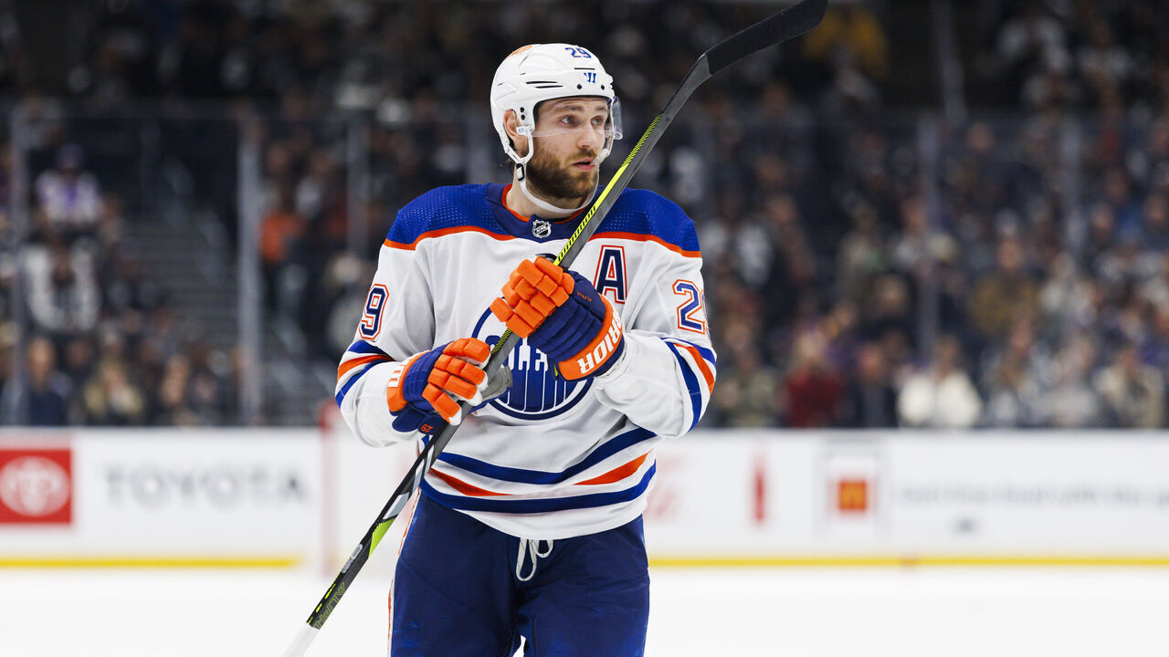 LOS ANGELES, CA - DECEMBER 30: Edmonton Oilers center Leon Draisaitl (29) during an NHL hockey game against the Los Angeles Kings on December 30, 2023 at Crypto.com Arena in Los Angeles, CA.