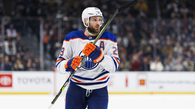 LOS ANGELES, CA - DECEMBER 30: Edmonton Oilers center Leon Draisaitl (29) during an NHL hockey game against the Los Angeles Kings on December 30, 2023 at Crypto.com Arena in Los Angeles, CA.