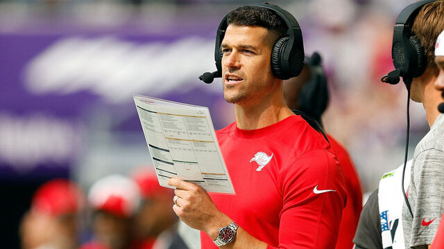 MINNEAPOLIS, MINNESOTA - SEPTEMBER 10: Offensive coordinator Dave Canales of the Tampa Bay Buccaneers looks on against the Minnesota Vikings in the first half at U.S. Bank Stadium on September 10, 2023 in Minneapolis, Minnesota.