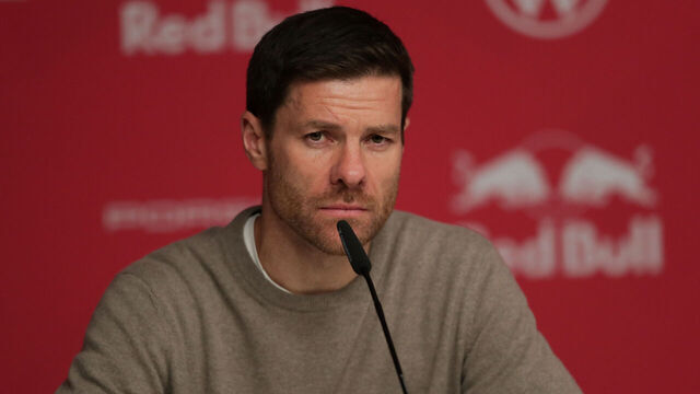 LEIPZIG, GERMANY - 2024/01/20: Coach Xabi Alonso of Bayer Leverkusen seen speaking during Bundesliga 2023/24 football match between RB Leipzig and Bayer Leverkusen at Red Bul Arena Leipzig. Final score; RB Leipzig 2:3 Bayer Leverkusen.