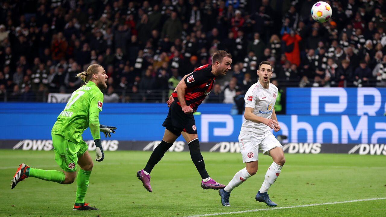 FRANKFURT AM MAIN, GERMANY - JANUARY 26: Mario Goetze of Eintracht Frankfurt scores their sides first goal past Robin Zentner of 1.FSV Mainz 05 during the Bundesliga match between Eintracht Frankfurt and 1. FSV Mainz 05 at Deutsche Bank Park on January 26, 2024 in Frankfurt am Main, Germany.