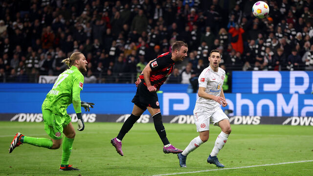 FRANKFURT AM MAIN, GERMANY - JANUARY 26: Mario Goetze of Eintracht Frankfurt scores their sides first goal past Robin Zentner of 1.FSV Mainz 05 during the Bundesliga match between Eintracht Frankfurt and 1. FSV Mainz 05 at Deutsche Bank Park on January 26, 2024 in Frankfurt am Main, Germany.