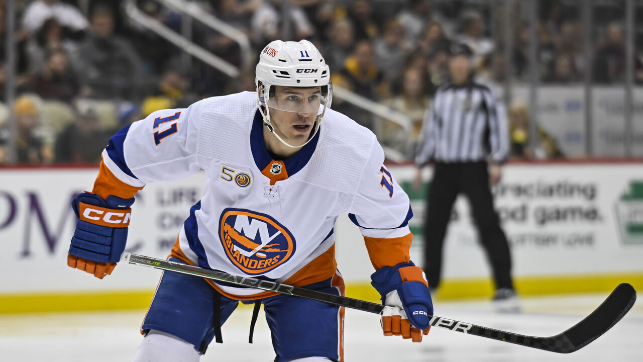 PITTSBURGH, PA - FEBRUARY 20: New York Islanders Left Wing Zach Parise (11) looks on during the second period in the NHL game between the Pittsburgh Penguins and the New York Islanders on February 20, 2023, at PPG Paints Arena in Pittsburgh, PA.