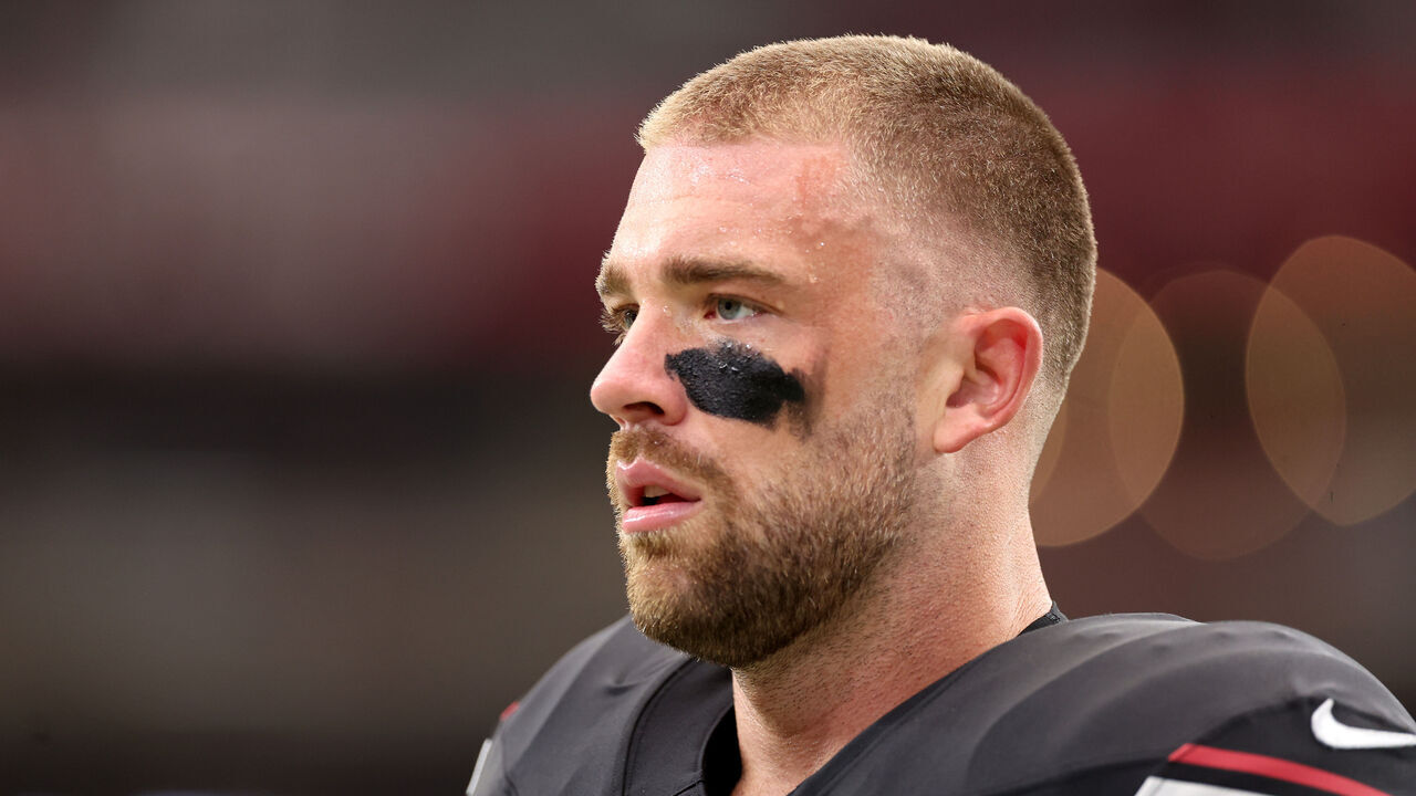 GLENDALE, ARIZONA - OCTOBER 08: Zach Ertz #86 of the Arizona Cardinals looks on prior to the game against the Cincinnati Bengals at State Farm Stadium on October 08, 2023 in Glendale, Arizona.