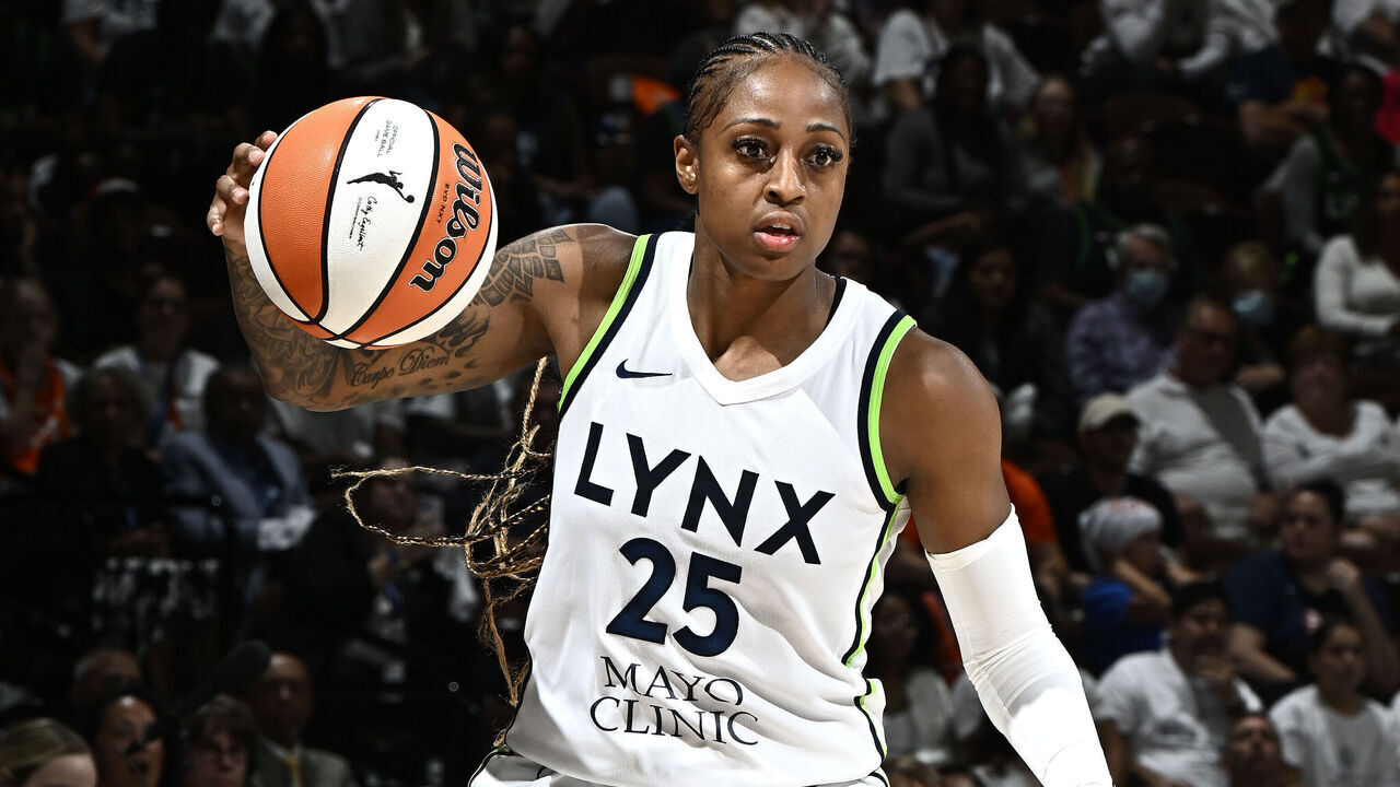 UNCASVILLE, CT - SEPTEMBER 17: Tiffany Mitchell #25 of the Minnesota Lynx dribbles the ball during the game against the Connecticut Sun on September 17, 2023 at the Mohegan Sun Arena in Uncasville, Connecticut. Mandatory Copyright Notice: Copyright 2023 NBAE