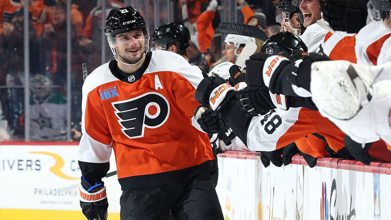 PHILADELPHIA, PENNSYLVANIA - JANUARY 18: Scott Laughton #21 of the Philadelphia Flyers reacts after scoring a goal during the third period against the Dallas Stars at the Wells Fargo Center on January 18, 2024 in Philadelphia, Pennsylvania.