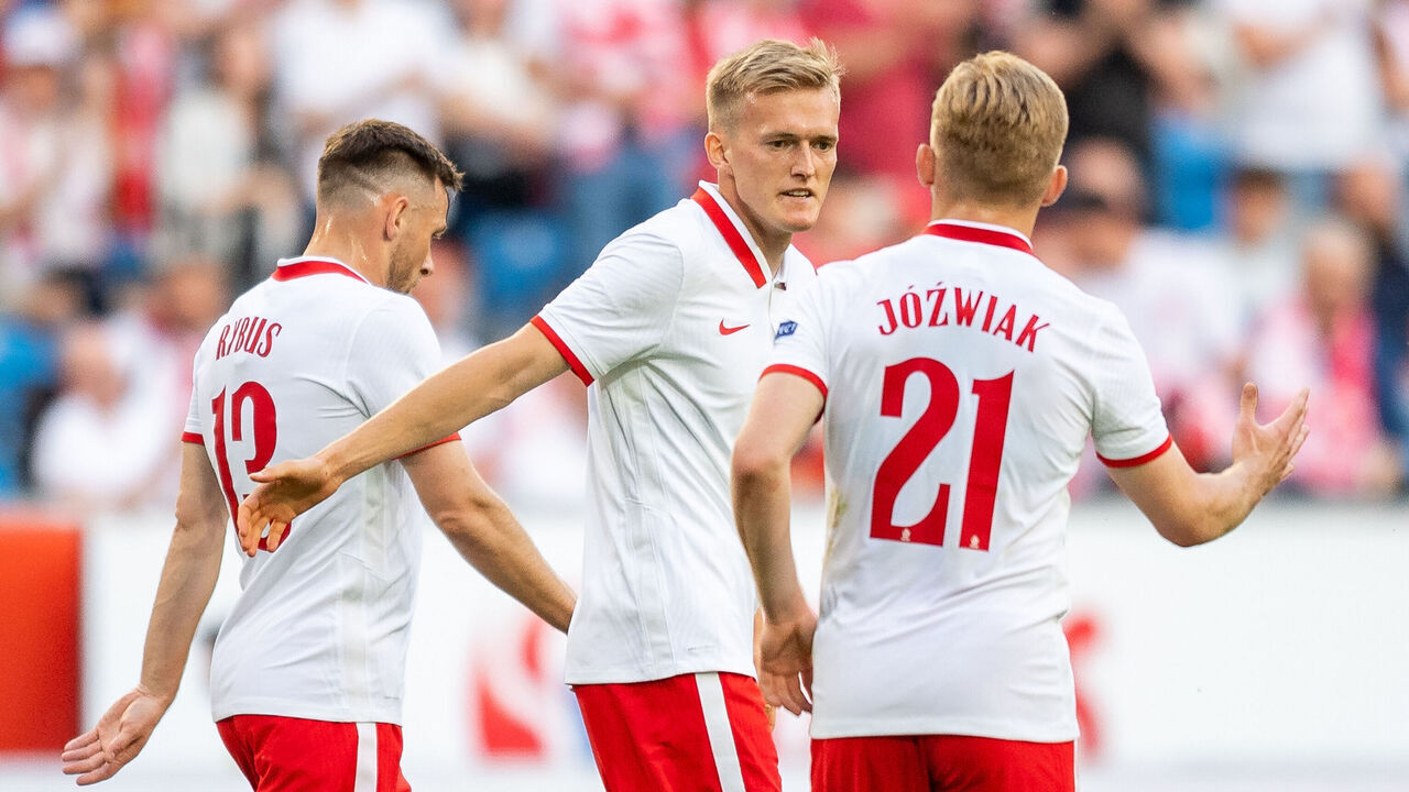 POZNAN, POLAND - JUNE 08: (BILD ZEITUNG OUT) Karol Swiderski of Poland and Kamil Jozwiak of Poland gestures during the international friendly match between Poland and Iceland at Stadion Miejski on June 8, 2021 in Poznan, Poland.