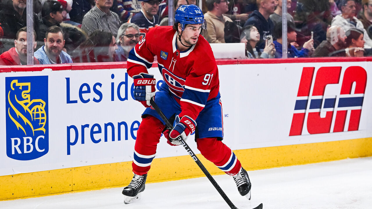 MONTREAL, QC - JANUARY 13: Montreal Canadiens center Sean Monahan (91) plays the puck during the Edmonton oilers versus the Montreal Canadiens game on January 13, 2024, at Bell Centre in Montreal, QC