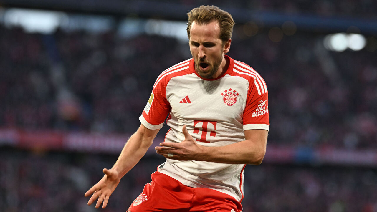 TOPSHOT - Bayern Munich's English forward #09 Harry Kane celebrates scoring the 2-1 goal with his team-mates during the German first division Bundesliga football match between FC Bayern Munich and Borussia Moenchengladbach in Munich on February 3, 2024.