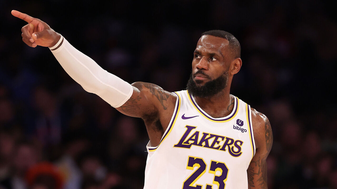 NEW YORK, NEW YORK - FEBRUARY 03: LeBron James #23 of the Los Angeles Lakers in action against the New York Knicks during their game at Madison Square Garden on February 03, 2024 in New York City. User expressly acknowledges and agrees that, by downloading and or using this photograph, User is consenting to the terms and conditions of the Getty Images License Agreement.