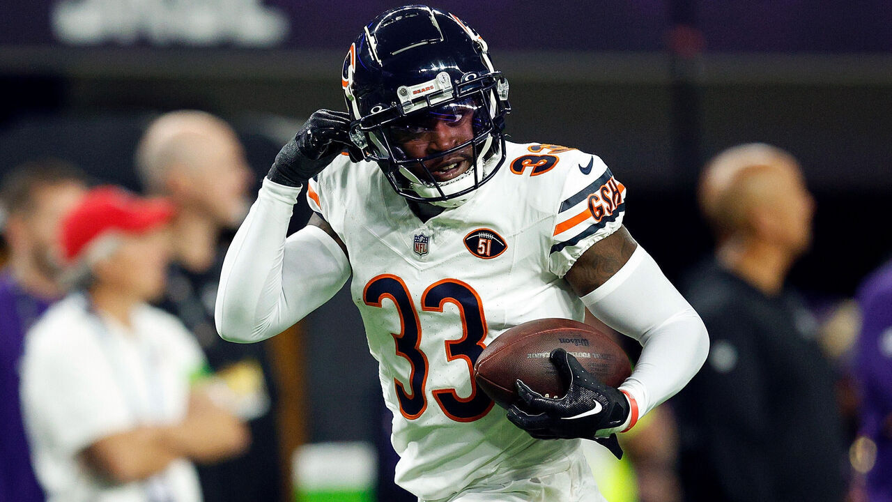 MINNEAPOLIS, MINNESOTA - NOVEMBER 27: Jaylon Johnson #33 of the Chicago Bears celebrates his interception against the Minnesota Vikings in the first half at U.S. Bank Stadium on November 27, 2023 in Minneapolis, Minnesota. The Bears defeated the Vikings 12-10.