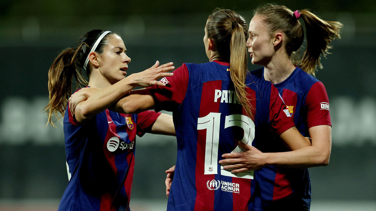 SEIXAL, PORTUGAL - JANUARY 31: Caroline Graham Hansen of FC Barcelona celebrates scoring her team's first goal with teammates during the UEFA Women's Champions League group stage match between SL Benfica and FC Barcelona at Caixa Futebol Campus on January 31, 2024 in Seixal, Portugal.