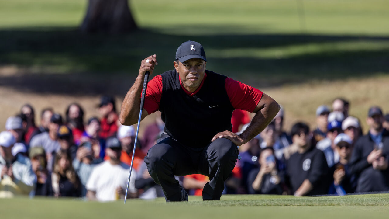 PACIFIC PALISADES, CA - FEBRUARY 19, 2023: Tiger Woods lines up his putt on the 9th green in the final round in Genesis Invitational at Riviera Country Club on February 19, 2023 in Pacific Palisades, California. (Gina Ferazzi / Los Angeles Times via Getty Images)