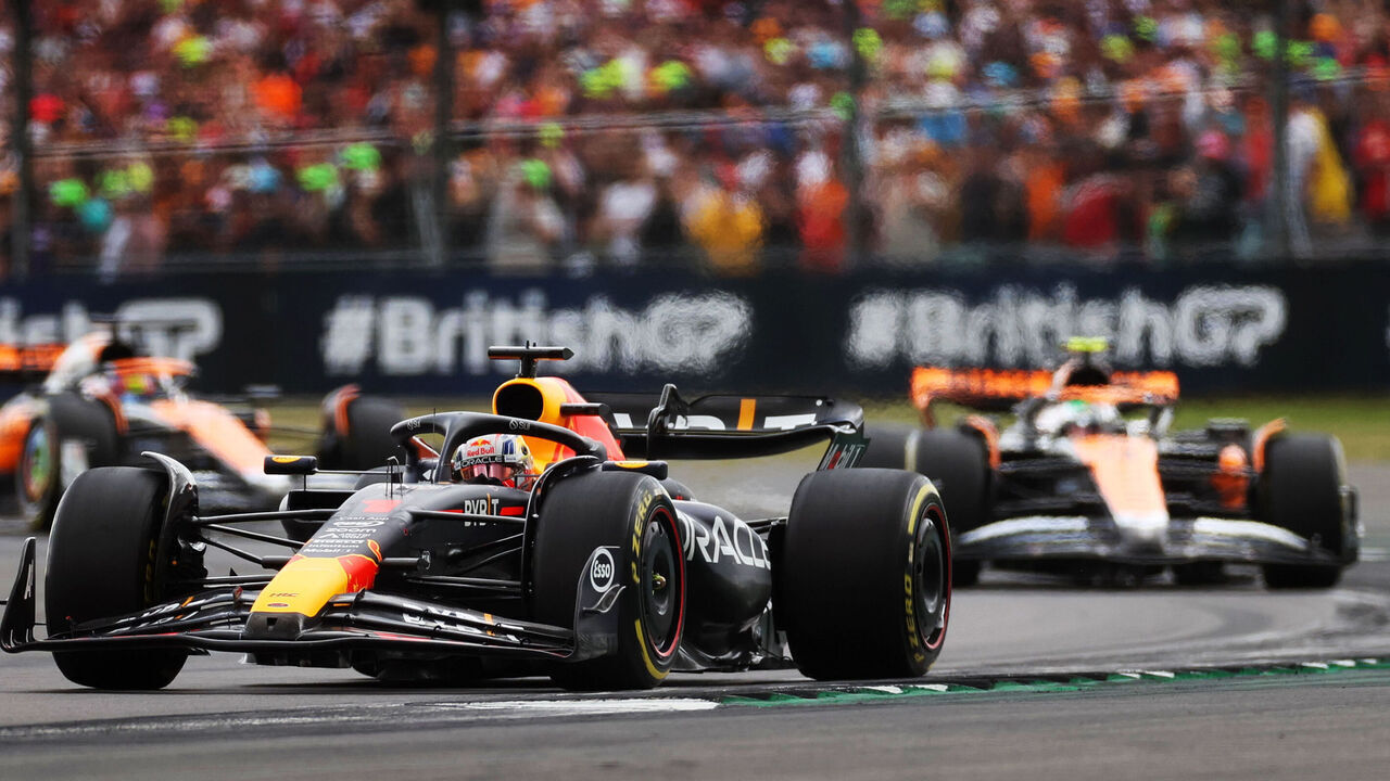 NORTHAMPTON, ENGLAND - JULY 09: Max Verstappen of the Netherlands driving the (1) Oracle Red Bull Racing RB19 leads Lando Norris of Great Britain driving the (4) McLaren MCL60 Mercedes and Oscar Piastri of Australia driving the (81) McLaren MCL60 Mercedes during the F1 Grand Prix of Great Britain at Silverstone Circuit on July 09, 2023 in Northampton, England.