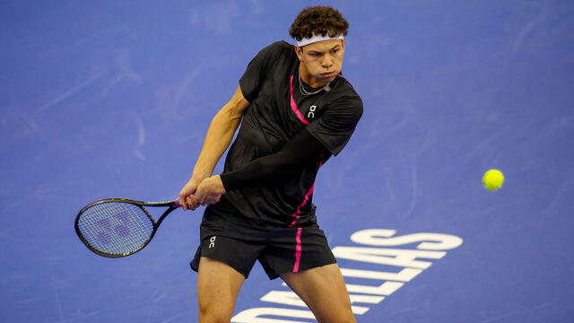 DALLAS, TX - FEBRUARY 07: Ben shelton (USA) hits a backhand during the Dallas Open on February 7, 2024 at Styslinger/Altec Tennis Complex in Dallas, TX.
