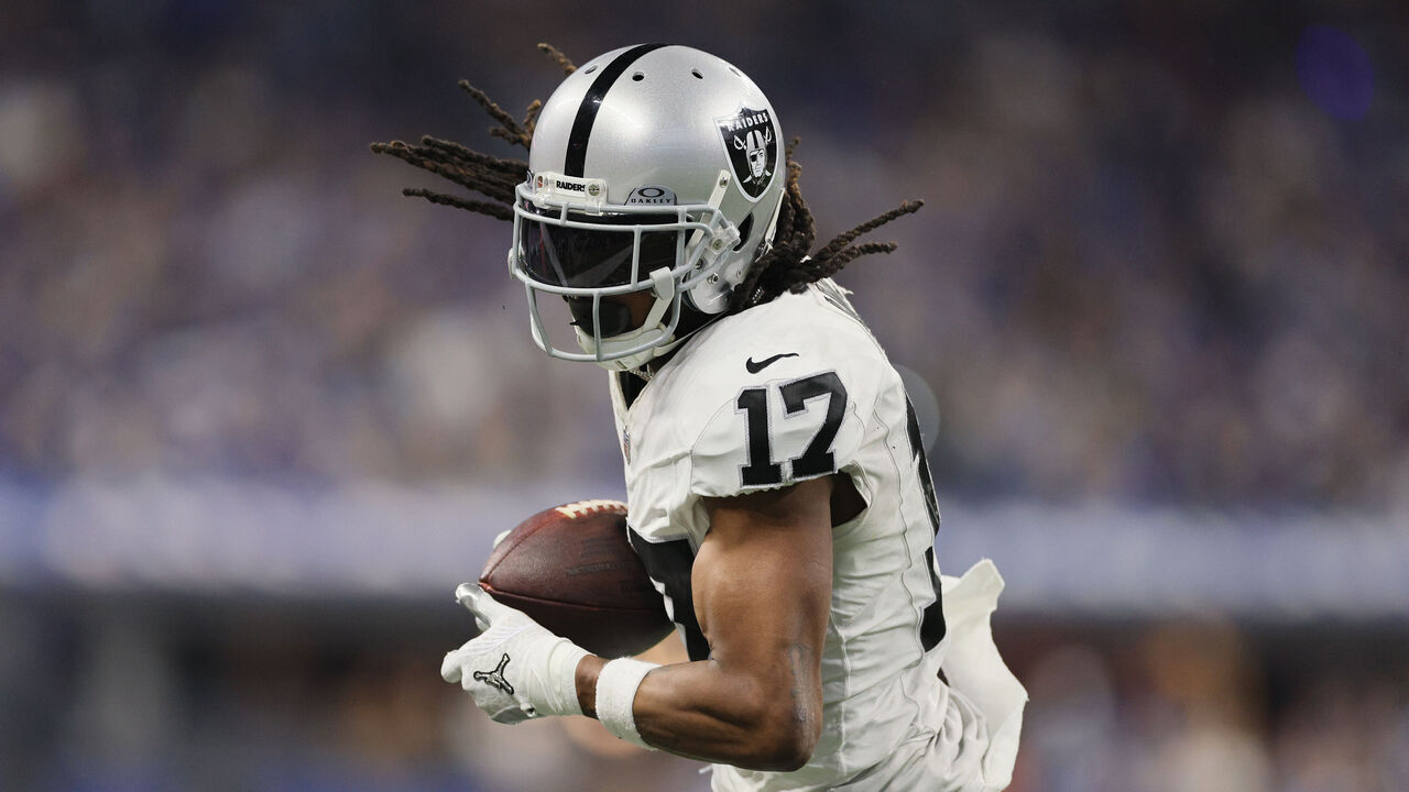 INDIANAPOLIS, INDIANA - DECEMBER 31: Davante Adams #17 of the Las Vegas Raiders catches a pass in the game against the Indianapolis Colts at Lucas Oil Stadium on December 31, 2023 in Indianapolis, Indiana.