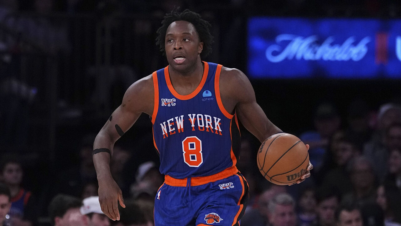 NEW YORK, NEW YORK - JANUARY 27: OG Anunoby #8 of the New York Knicks dribbles the ball against the Miami Heat at Madison Square Garden on January 27, 2024 in New York City.