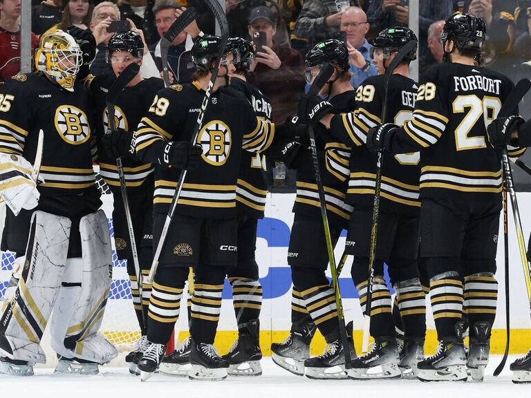 Bruins Blank Canucks In Matchup Of NHL’s Top Teams | TheScore.com