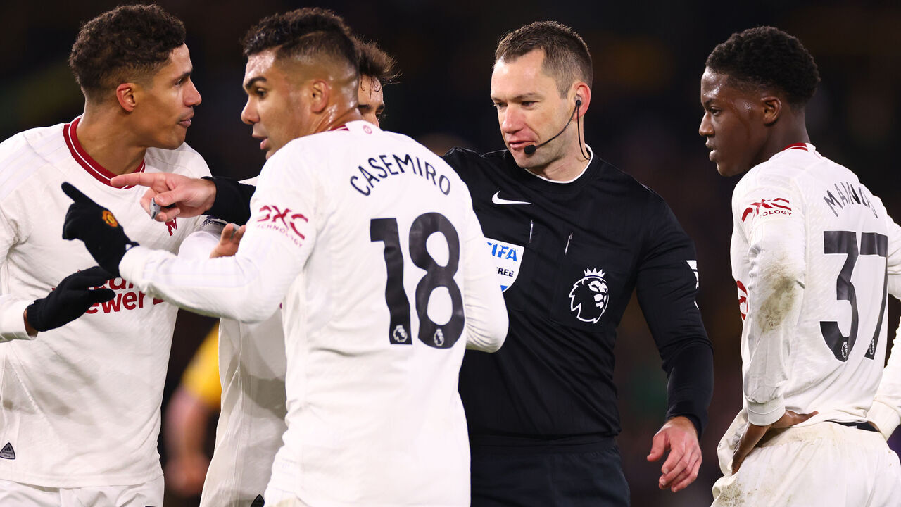 WOLVERHAMPTON, ENGLAND - FEBRUARY 01: Manchester United players protest to Referee Jarred Gillett during the Premier League match between Wolverhampton Wanderers and Manchester United at Molineux on February 01, 2024 in Wolverhampton, England.