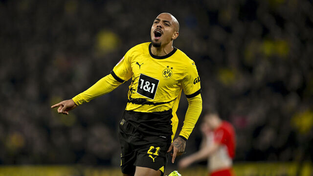 DORTMUND, GERMANY - FEBRUARY 09: Donyell Malen of Borussia Dortmund celebrates after scoring the 1-0 lead during the Bundesliga soccer match between Borussia Dortmund and Sport-Club Freiburg at Signal Iduna Park on February 09, 2024 in Dortmund, Germany.