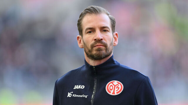 STUTTGART, GERMANY - FEBRUARY 11: Head coach Jan Siewert of FSV Mainz 05 looks on prior to the Bundesliga match between VfB Stuttgart and 1. FSV Mainz 05 at MHPArena on February 11, 2024 in Stuttgart, Germany.