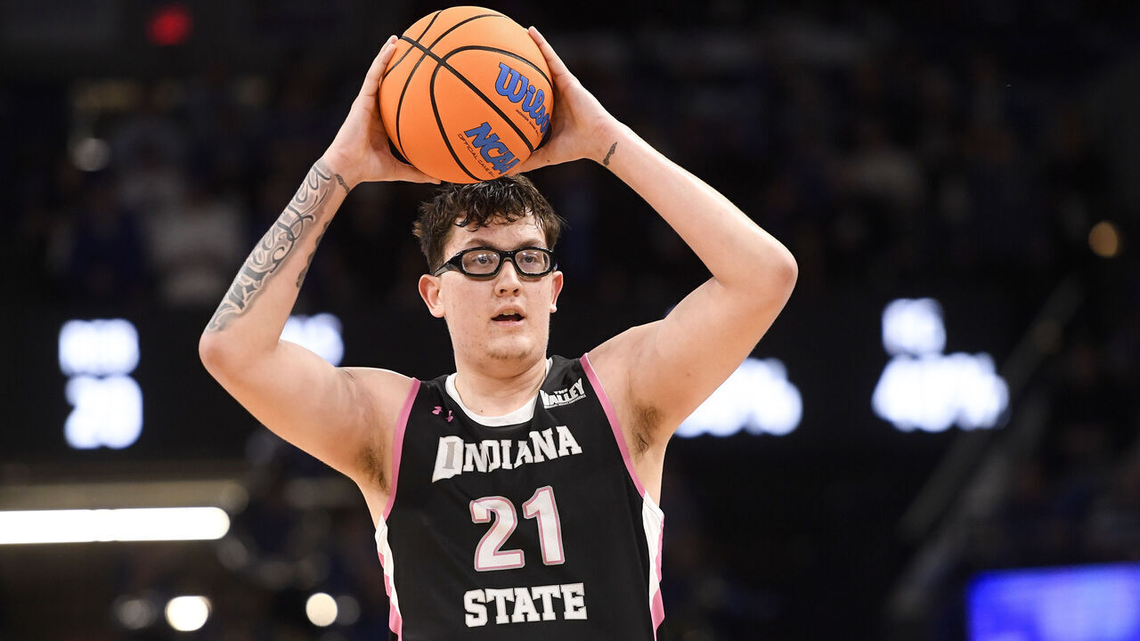 TERRE HAUTE, IN - FEBRUARY 03: Indiana State Sycamores Center Robbie Avila (21) passes during the college basketball game between the Drake Bulldogs and the Indiana State Sycamores on February 3, 2024, at the Hulman Center in Terre Haute, Indiana.