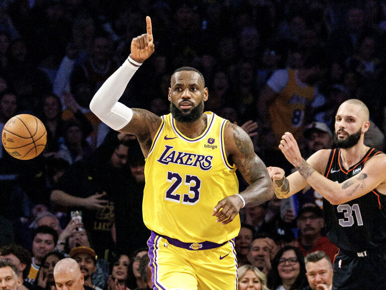 LeBron Davis Power Lakers Past Pistons For 5th Win In Last 6 lebron-davis-power-lakers-past-pistons-for-5th-win-in-last-6