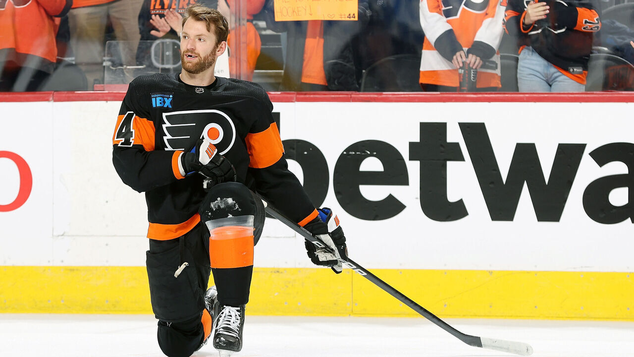PHILADELPHIA, PENNSYLVANIA - DECEMBER 21: Sean Couturier #14 of the Philadelphia Flyers kneels during warm-ups prior to his game against the Nashville Predators at the Wells Fargo Center on December 21, 2023 in Philadelphia, Pennsylvania.