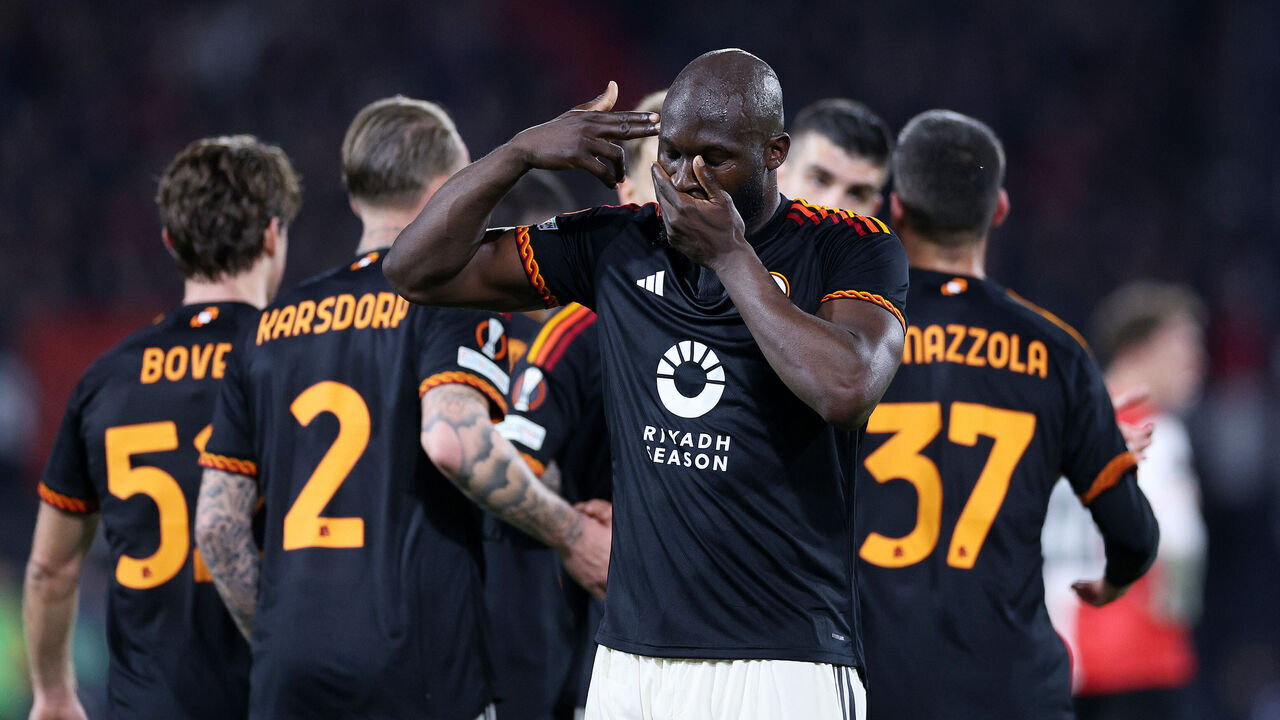 ROTTERDAM, NETHERLANDS - FEBRUARY 15: Romelu Lukaku of AS Roma celebrates scoring his team's first goal during the UEFA Europa League 2023/24 Playoff first leg match between Feyenoord and AS Roma at Feyenoord Stadium on February 15, 2024 in Rotterdam, Netherlands.